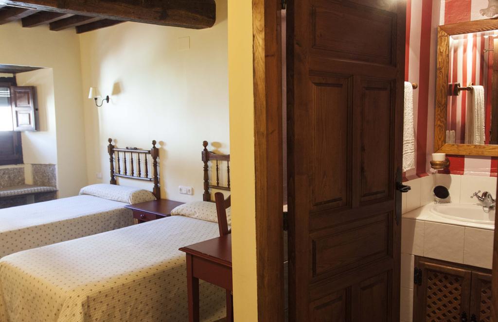 Casa Rural Con Encanto "Los Postigos" Banos De Montemayor Room photo
